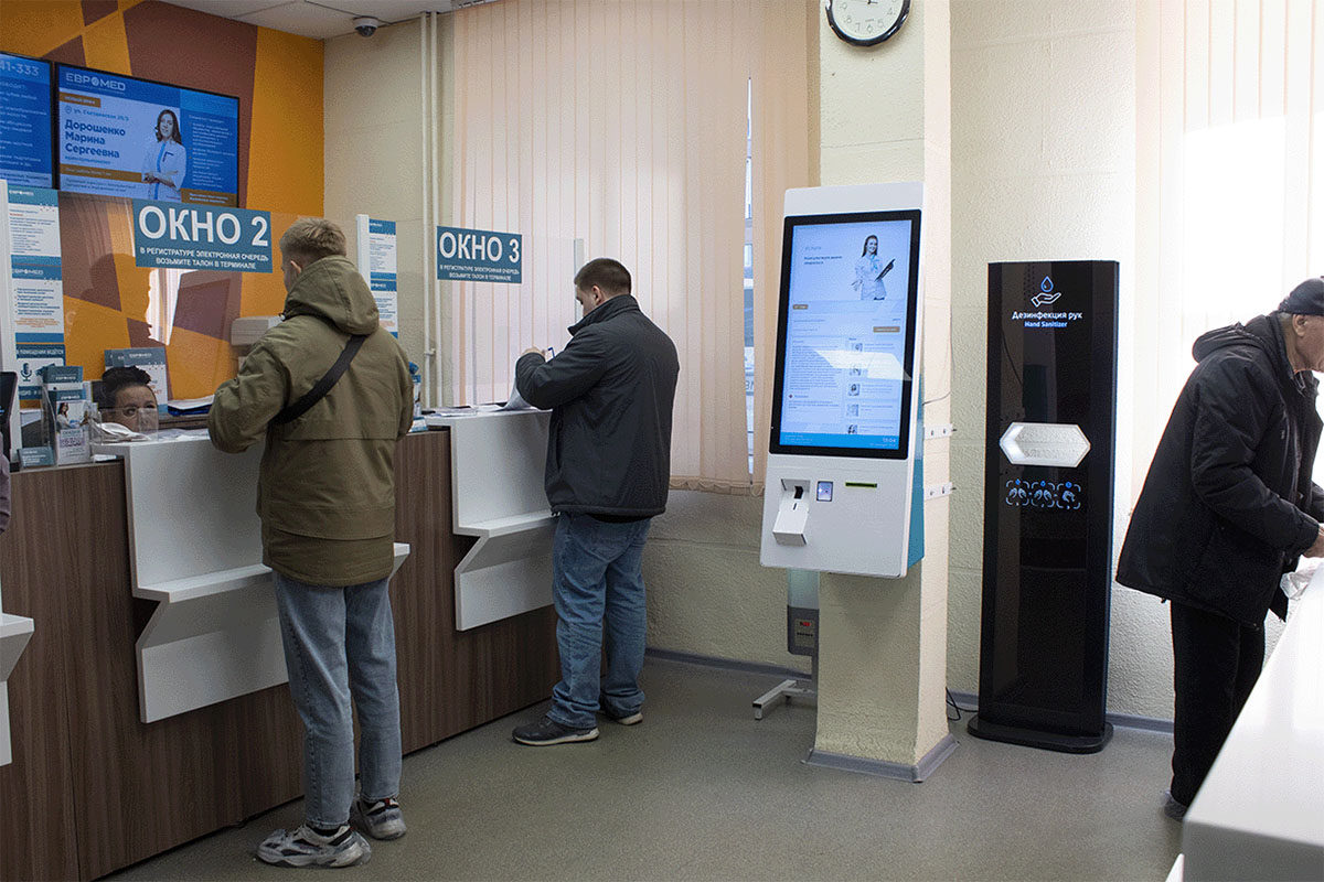 Терминал самообслуживания DES Interactive CITY, настенный киоск для электронной очереди с сенсорным экраном