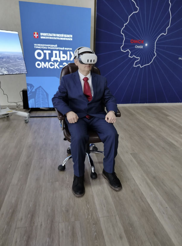 человек в очках VR виртуальная реальность